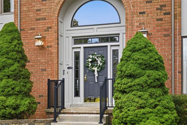 98 Firethorn Rd, Economy, PA 15005