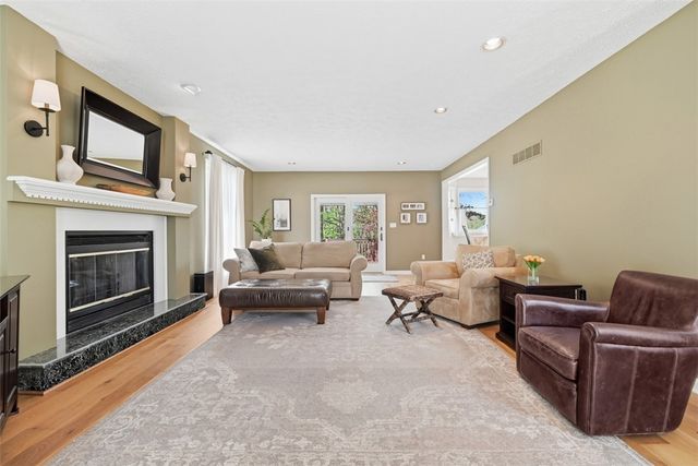 98 Firethorn Rd, Economy, PA 15005