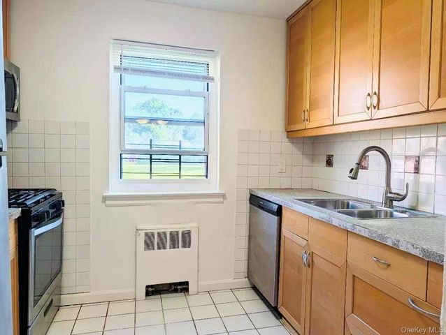 150-83 70th Road 3A, Flushing, NY 11367