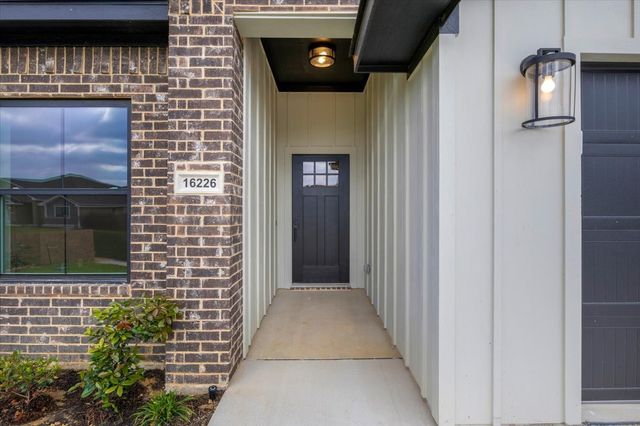 16226 Crossing Circle, Lindale, TX 75771