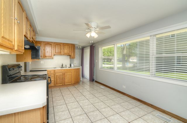 930 Sharon Lane, Schaumburg, IL 60193