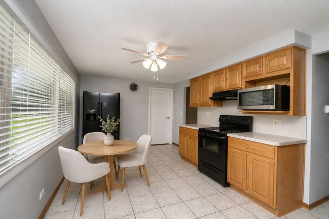 930 Sharon Lane, Schaumburg, IL 60193