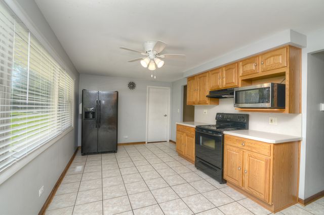 930 Sharon Lane, Schaumburg, IL 60193