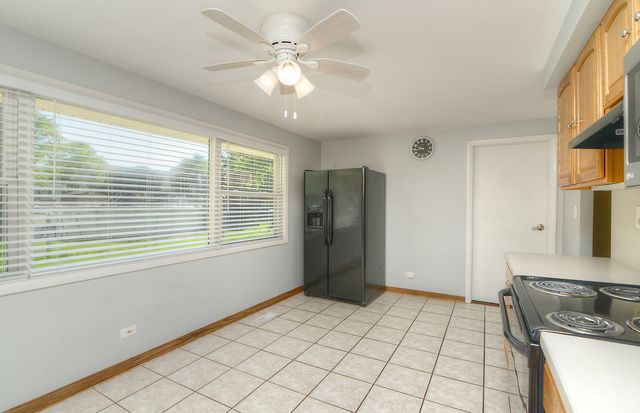 930 Sharon Lane, Schaumburg, IL 60193