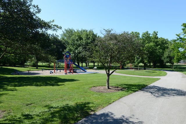 930 Sharon Lane, Schaumburg, IL 60193