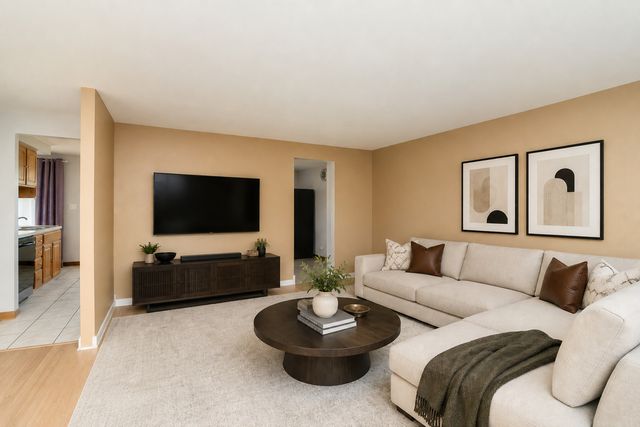 930 Sharon Lane, Schaumburg, IL 60193
