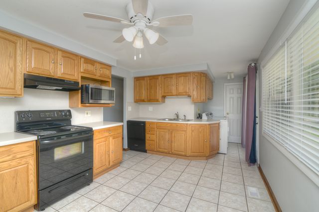 930 Sharon Lane, Schaumburg, IL 60193