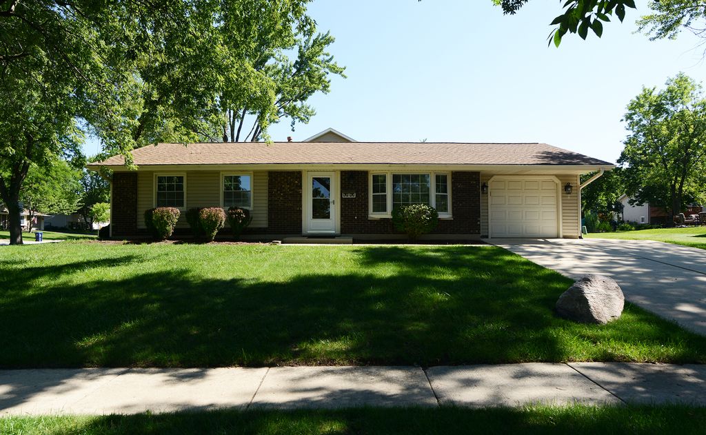 930 Sharon Lane, Schaumburg, IL 60193