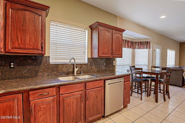 7121 LUZ DE ESPEJO Drive, El Paso, TX 79912