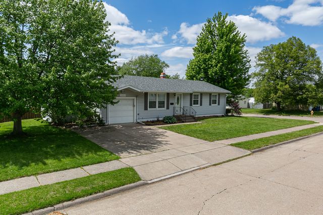 2222 Hillandale Road, Davenport, IA 52804