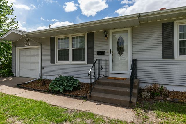 2222 Hillandale Road, Davenport, IA 52804