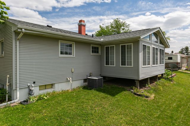 2222 Hillandale Road, Davenport, IA 52804