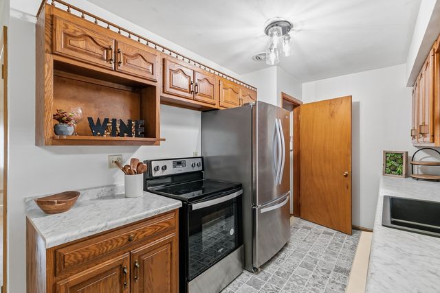 2222 Hillandale Road, Davenport, IA 52804