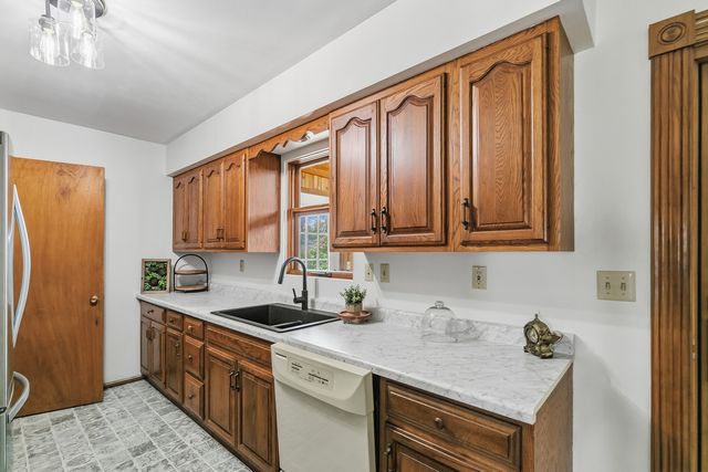 2222 Hillandale Road, Davenport, IA 52804