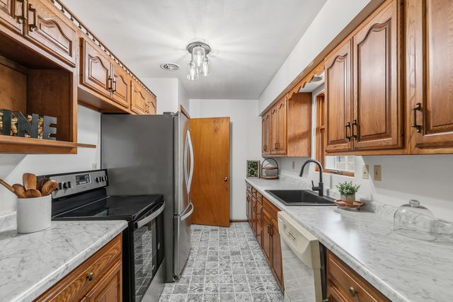 2222 Hillandale Road, Davenport, IA 52804