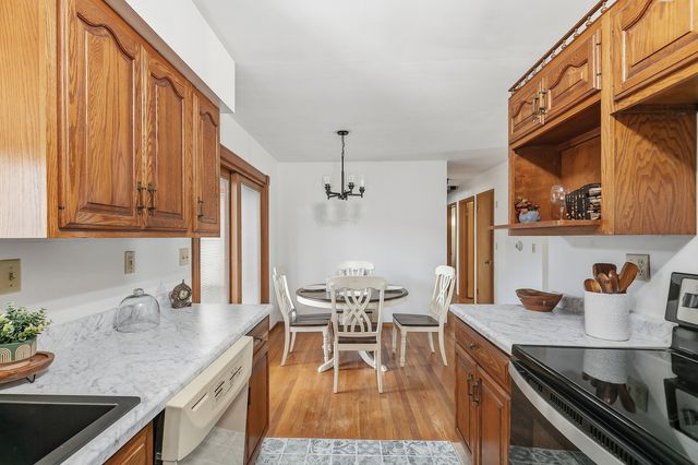 2222 Hillandale Road, Davenport, IA 52804