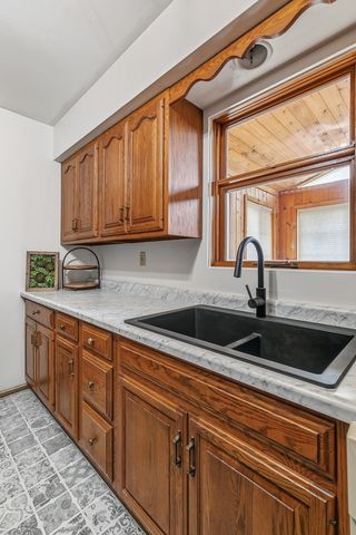 2222 Hillandale Road, Davenport, IA 52804