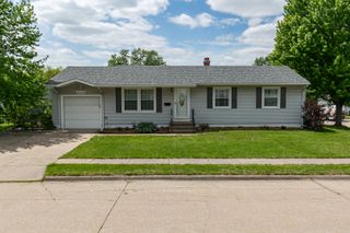 2222 Hillandale Road, Davenport, IA 52804