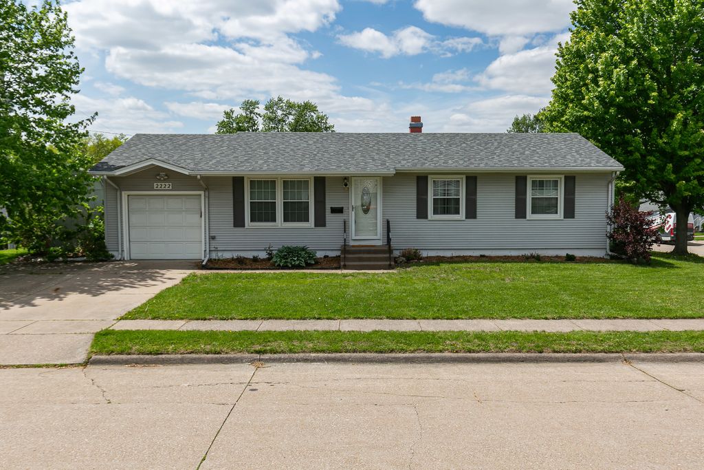 2222 Hillandale Road, Davenport, IA 52804