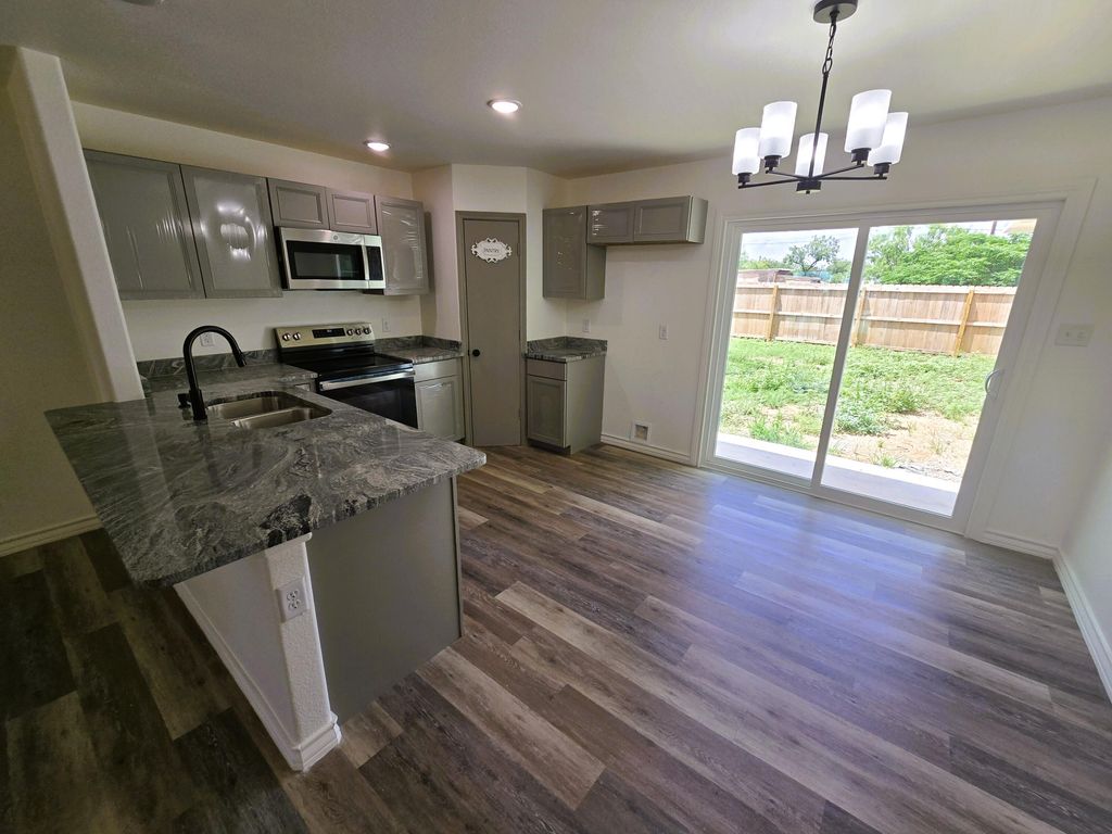 Image 4 of property listing at 434 E 45th Street, San Angelo, TX 76903