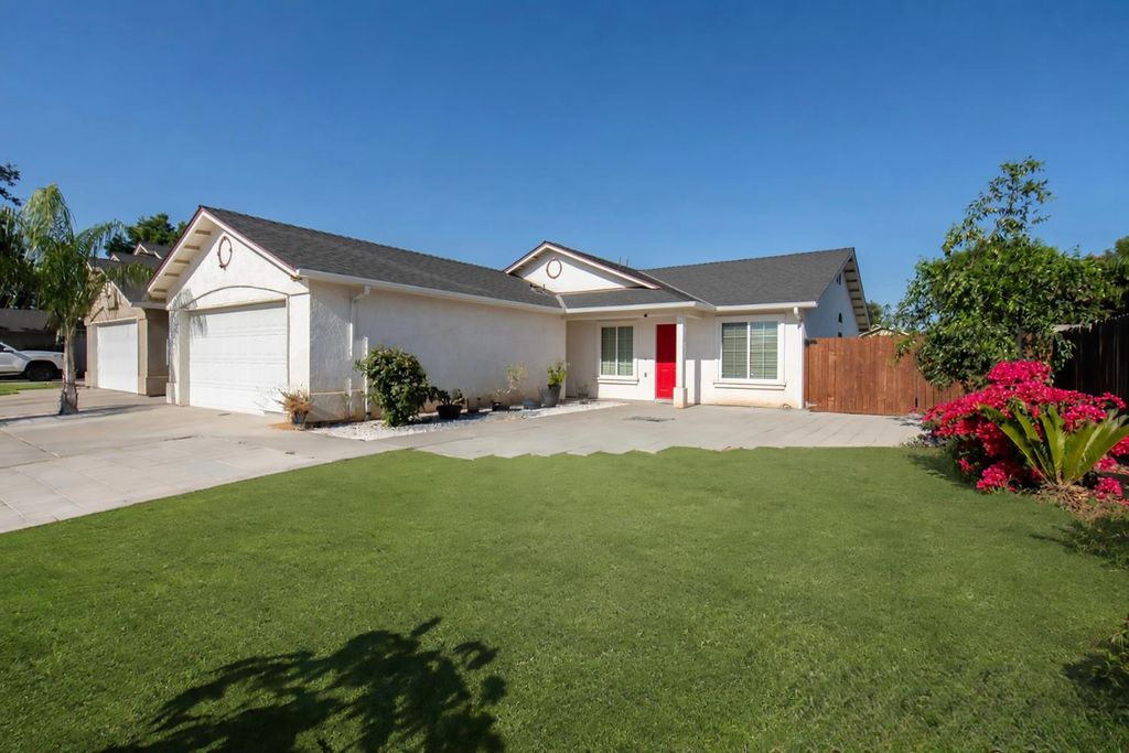 Image 1 of property listing at 2366 S Sabre Avenue, Fresno, CA 93727