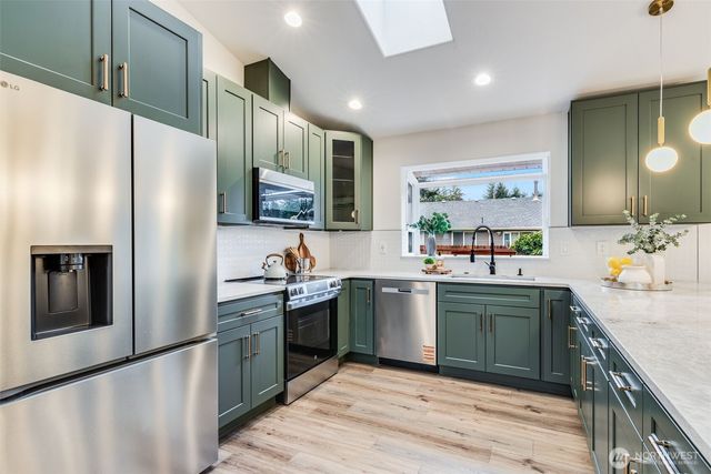 559 Weatherwax Loop NE, Ocean Shores, WA 98569