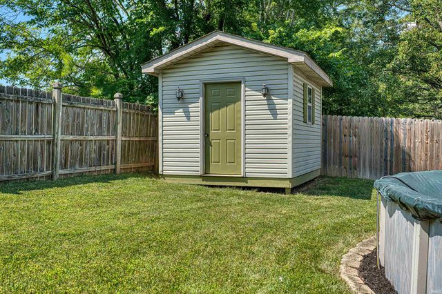 615 Brookview Drive, Evansville, IN 47711