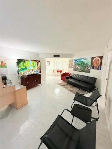 4140 NW 44th Ave 305, Lauderdale Lakes, FL 33319