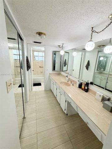 4140 NW 44th Ave 305, Lauderdale Lakes, FL 33319
