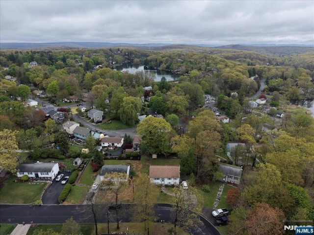 39 Post Brook Road, West Milford, NJ 07480