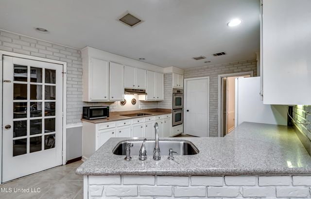 1422 Mossline Drive, Jackson, MS 39211