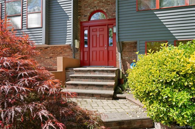 284 Schenck Avenue, Great Neck, NY 11021