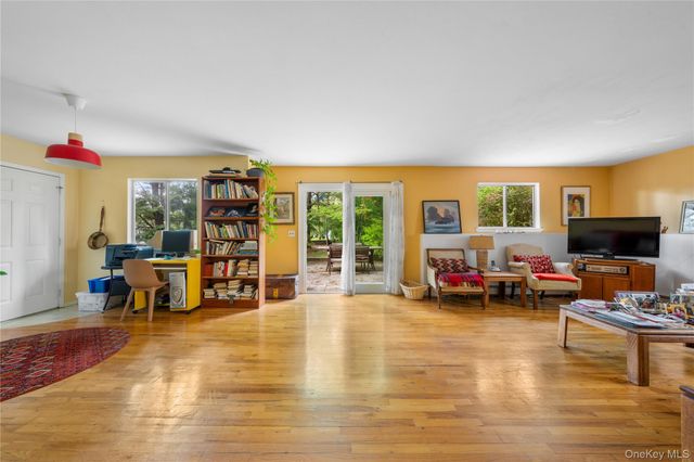 284 Schenck Avenue, Great Neck, NY 11021