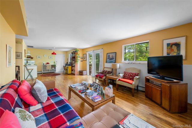 284 Schenck Avenue, Great Neck, NY 11021