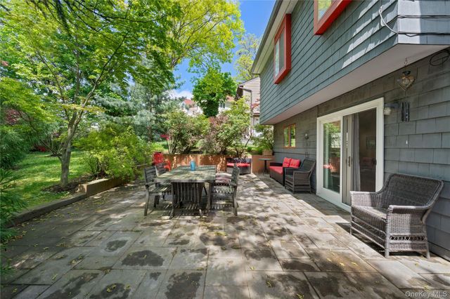 284 Schenck Avenue, Great Neck, NY 11021