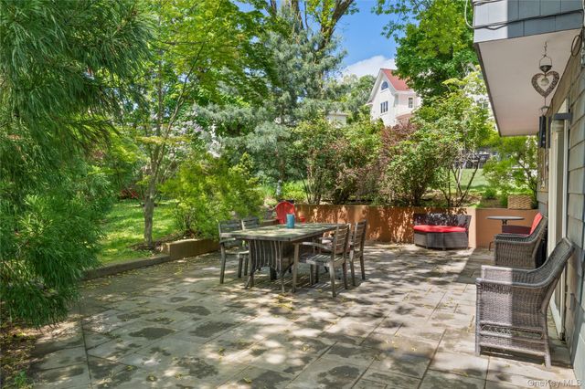 284 Schenck Avenue, Great Neck, NY 11021