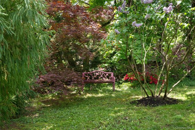 284 Schenck Avenue, Great Neck, NY 11021