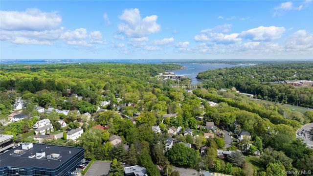 284 Schenck Avenue, Great Neck, NY 11021