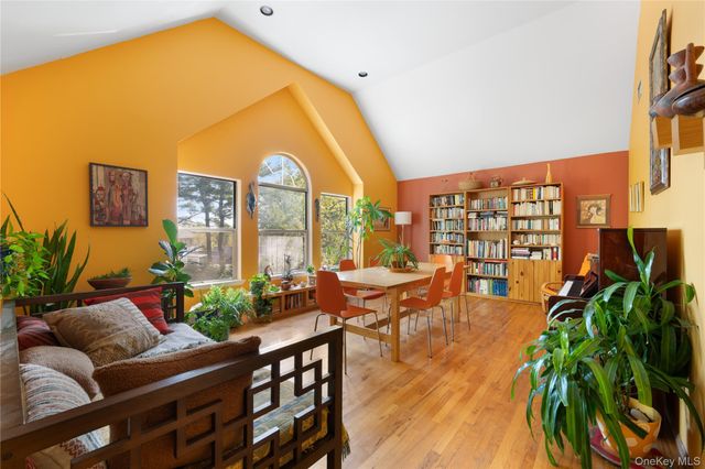 284 Schenck Avenue, Great Neck, NY 11021