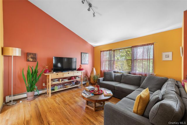 284 Schenck Avenue, Great Neck, NY 11021