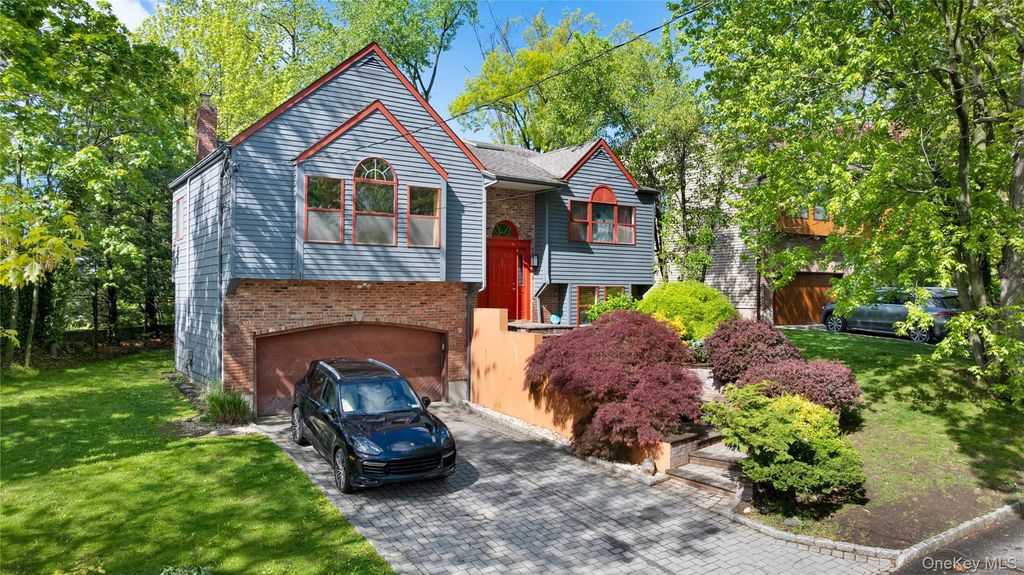284 Schenck Avenue, Great Neck, NY 11021