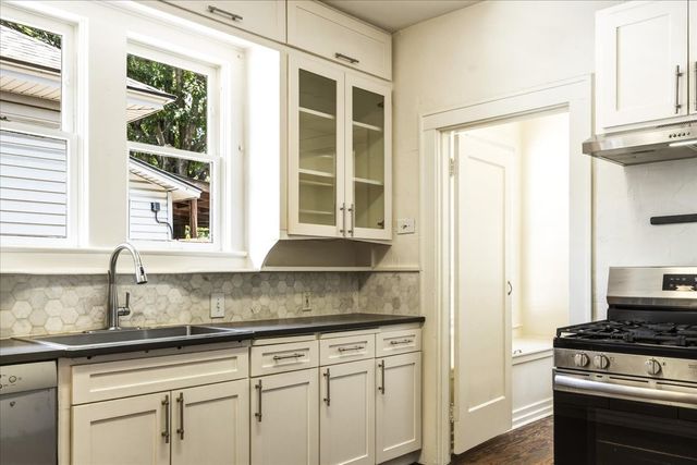 826 Cedar Hill Avenue, Dallas, TX 75208
