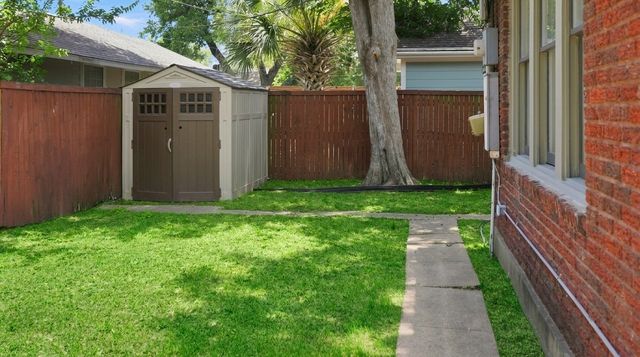 826 Cedar Hill Avenue, Dallas, TX 75208