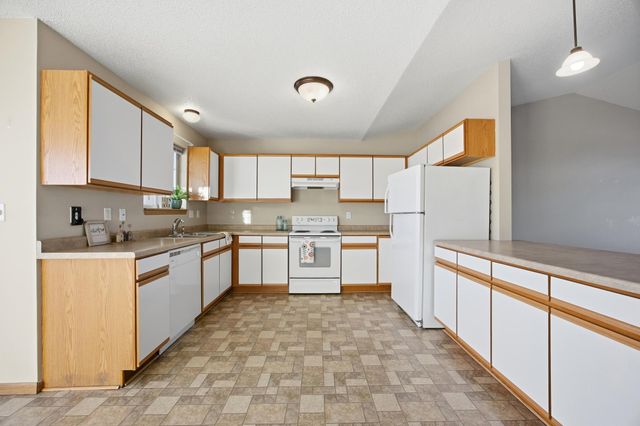 334 30th Street N, Moorhead, MN 56560