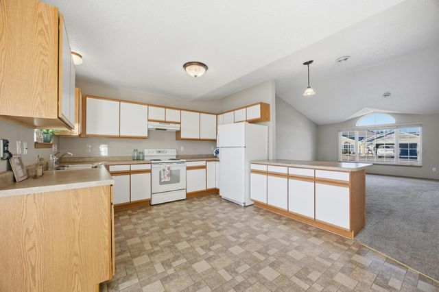 334 30th Street N, Moorhead, MN 56560