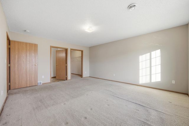 334 30th Street N, Moorhead, MN 56560