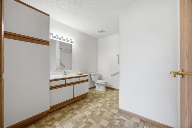 334 30th Street N, Moorhead, MN 56560