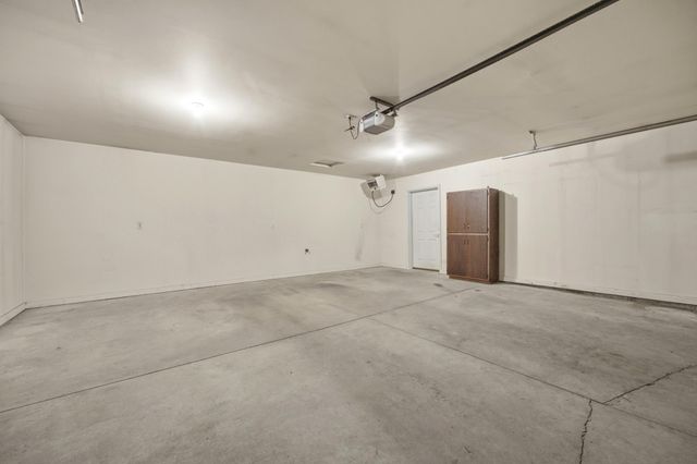 334 30th Street N, Moorhead, MN 56560