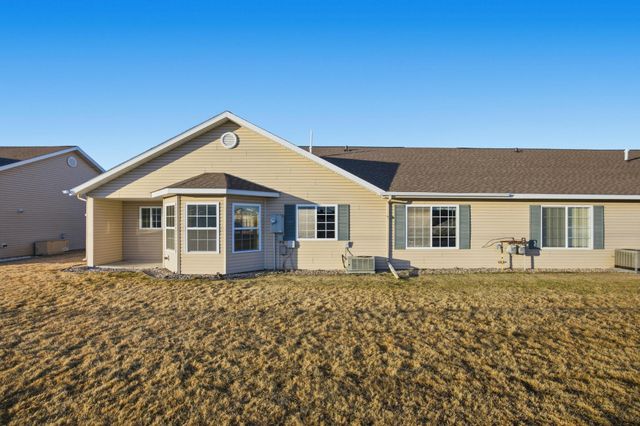 334 30th Street N, Moorhead, MN 56560