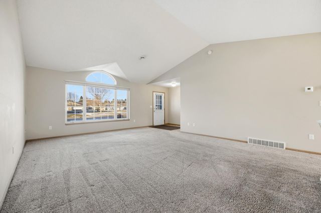 334 30th Street N, Moorhead, MN 56560